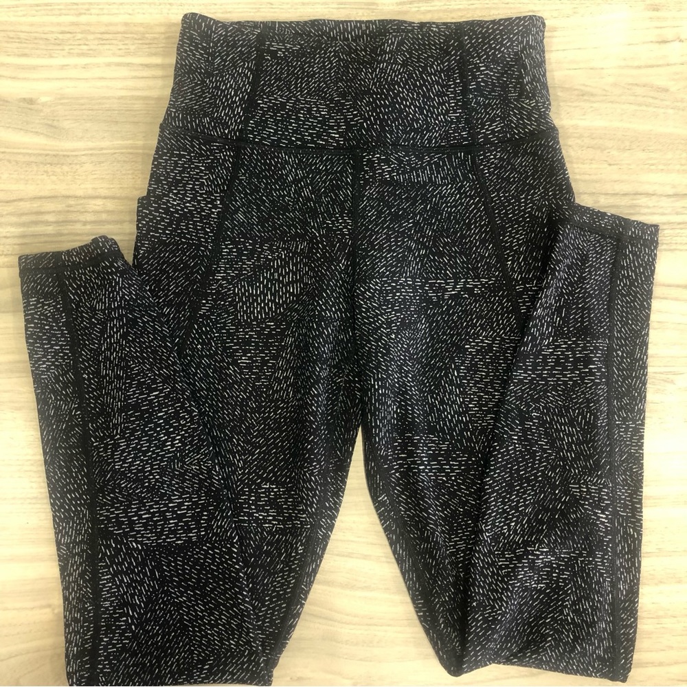 ❤️Athleta Animal Print Black White Salutation Stash Pocket Tight Leggings XS